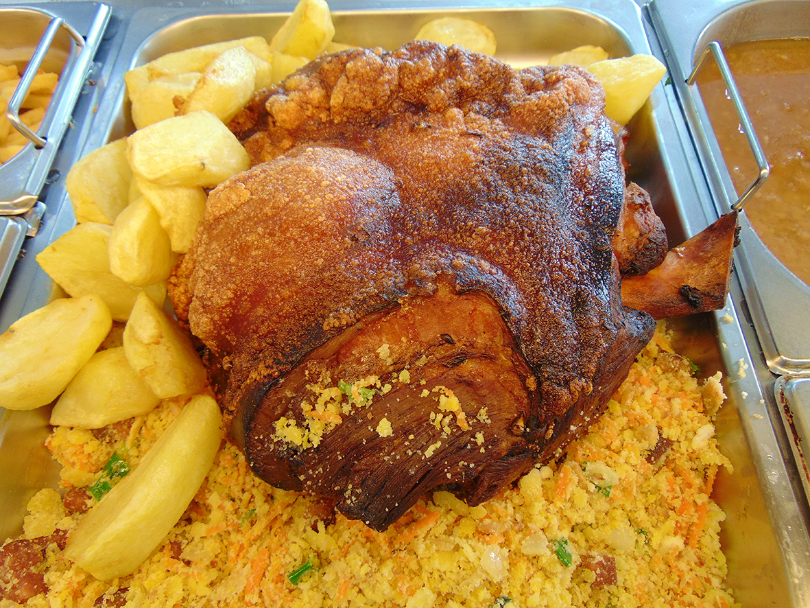 Pernil-Assado-com-Farofa-e-Batatas